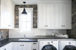 white-blue-laundry-room-design-blue-mosaic-backsplash-tiles